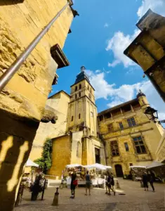 Cathédrale Saint Sacerdos Sarlat Dordogne, les Pépites du Périgord, week-end en amoureux avec jacuzzi privatif Dordogne