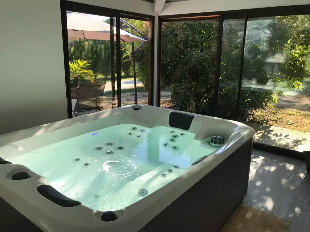 Jacuzzi Villa Kiko, gite Sarlat, Spa Privatif Dordogne, love room dordogne, Week-end en amoureux avec Jacuzzi privatif Dordogne, Love Room Nouvelle Aquitaine, Gite Spa Privatif, Gite Jacuzzi Privatif, Gite Dordogne, Gite Perigord, Loveroom Brive, carte cadeau bien-être, carte cadeau noel, love room limoges, love room bordeaux, Love Room Toulouse, Love Room Occitanie, nuit romantique Dordogne, week-end romantique Dordogne, carte cadeau anniversaire