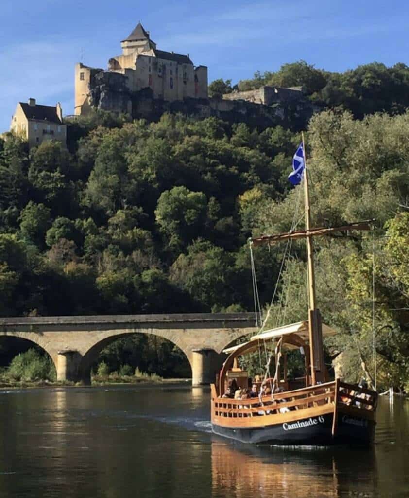 Balade en bateau. Les Pépites du Périgord