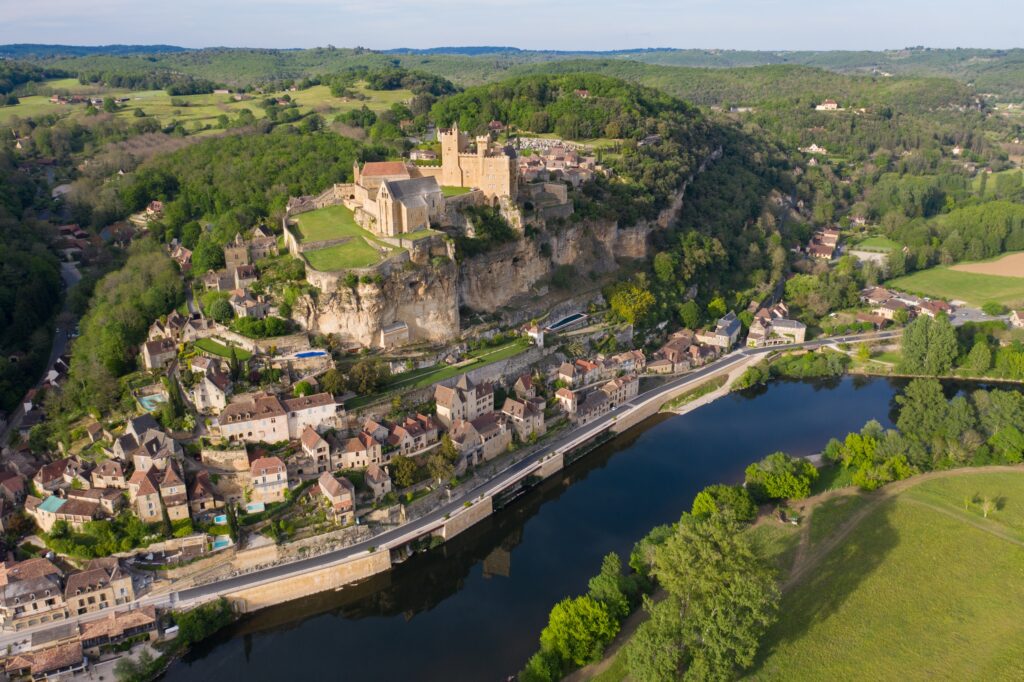 Vue aérienne du village de Beynac