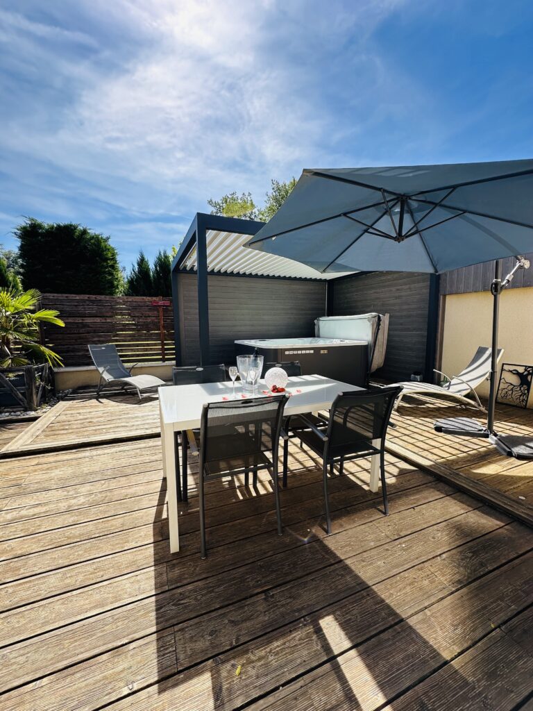 Villa Cosa, gîte spa privatif, nuit romantique, week end en amoureux avec jacuzzi privatif Dordogne
